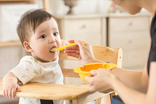 关于婴儿辅食添加，从四个月开始的新篇章